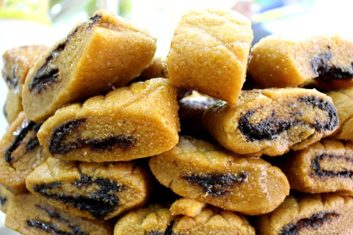 "Makroudh Pâtisserie tunisienne 06" by Zeinebtakouti is licensed under CC BY-SA 4.0.