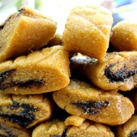 "Makroudh Pâtisserie tunisienne 06" by Zeinebtakouti is licensed under CC BY-SA 4.0.