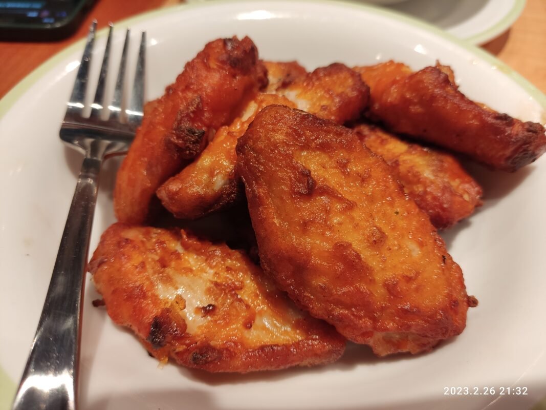 "baked chicken wings" by GHMWNA 2228 is licensed under CC BY-SA 4.0.