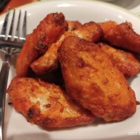 "baked chicken wings" by GHMWNA 2228 is licensed under CC BY-SA 4.0.