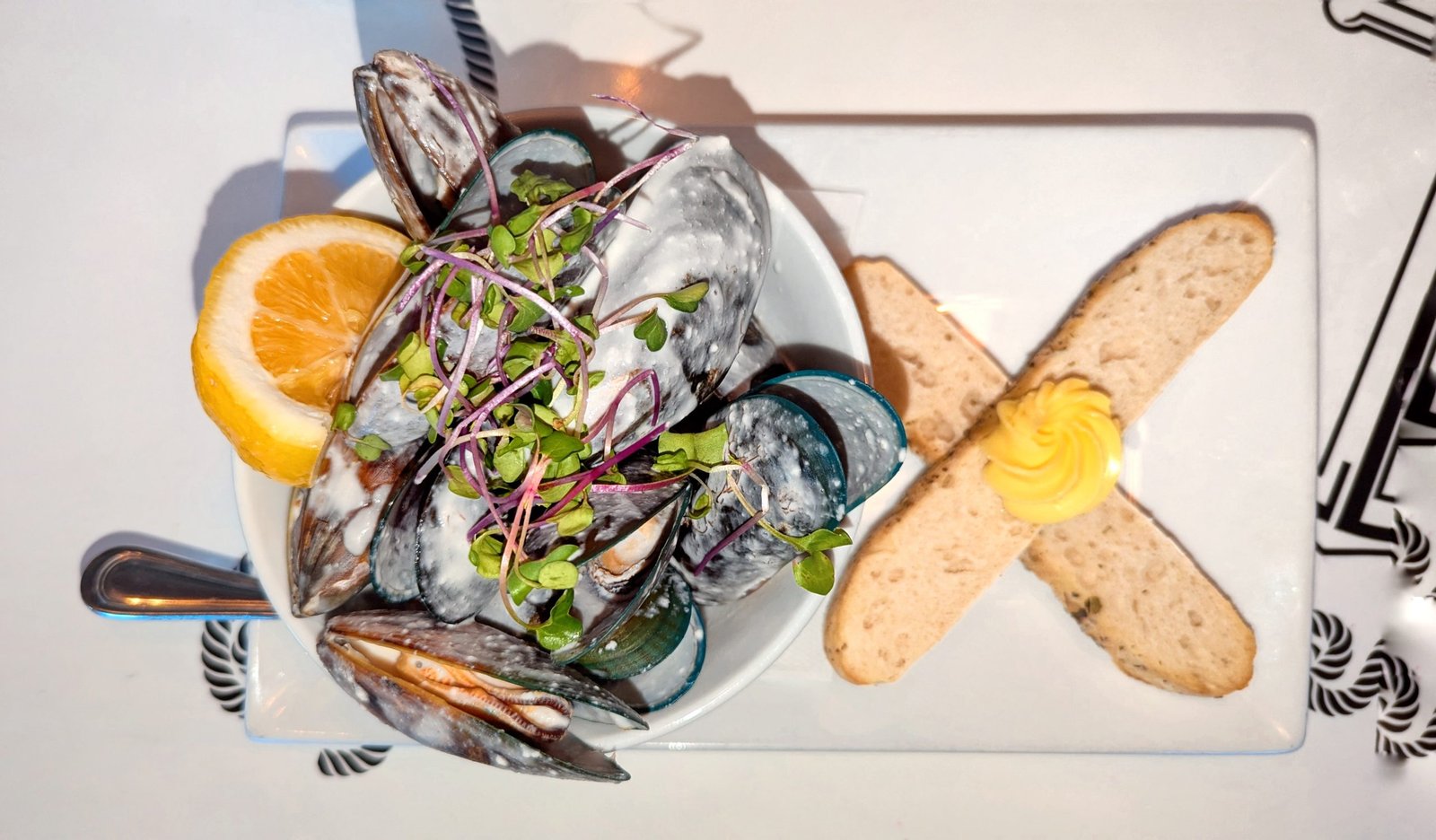 Green-lipped mussels in coconut milk with buttered bread