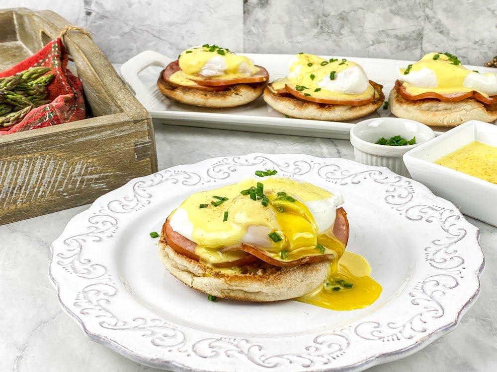 Eggs Benedict with Hollandaise Sauce (&amp; How to Poach an Egg)